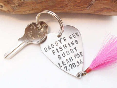Personalized Fishing Lure Keychain for New Dad Gift for Daddy Stamped Key Chain for Men Custom Metal Keyring New Baby Grandpa Fishing Buddy